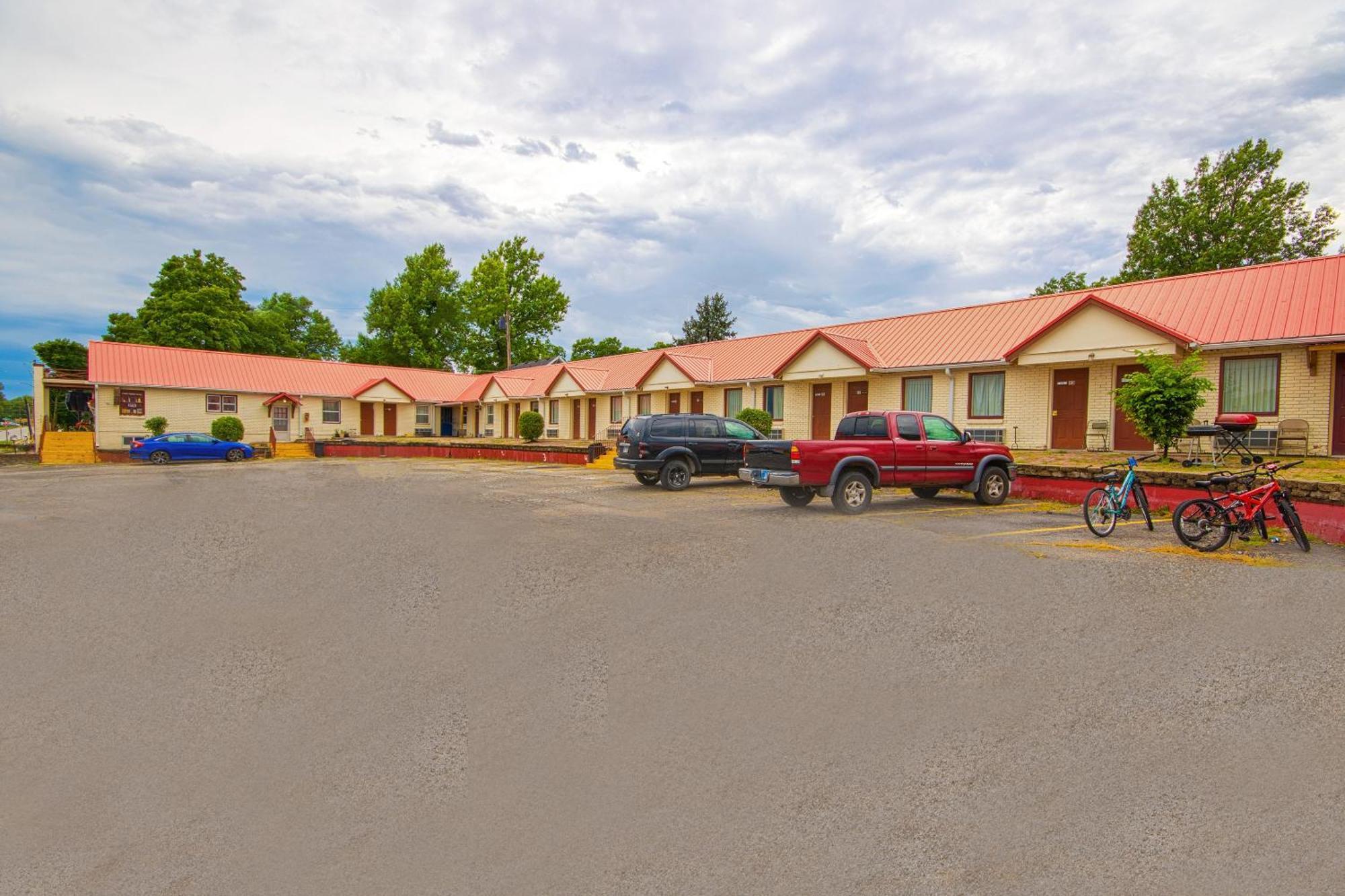 Sunflower Motel Hiawatha By Oyo Exteriör bild