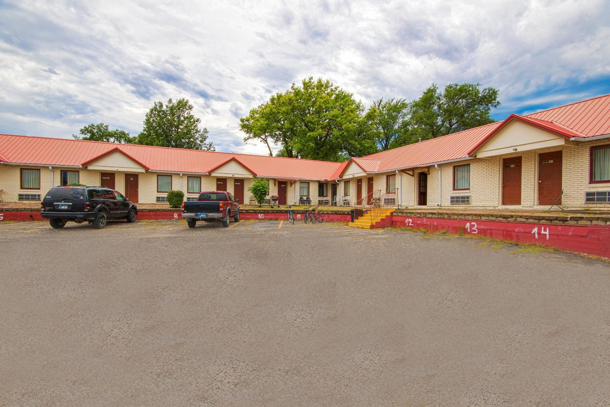 Sunflower Motel Hiawatha By Oyo Exteriör bild