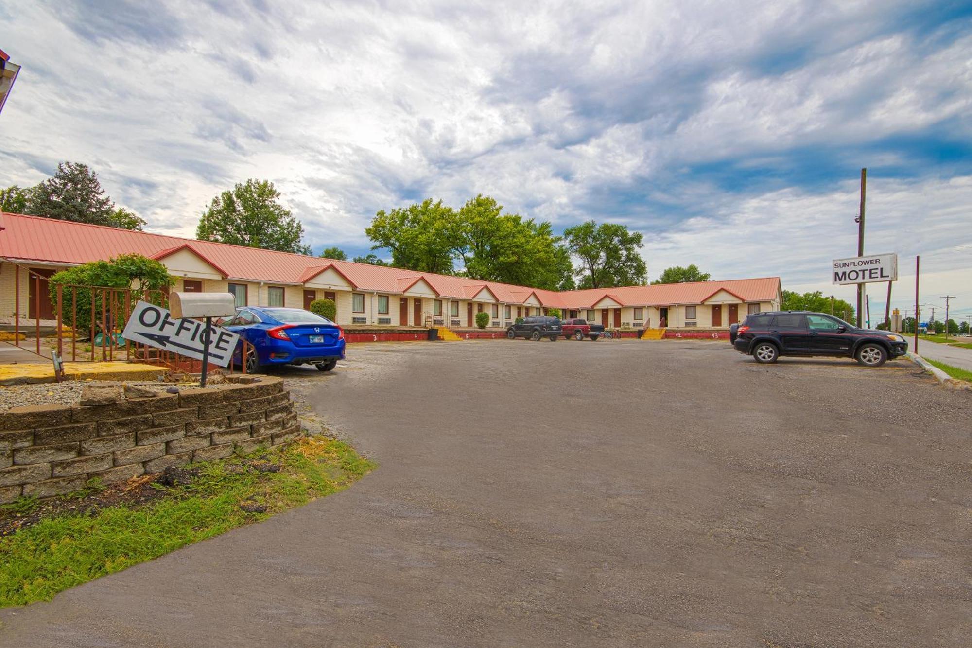 Sunflower Motel Hiawatha By Oyo Exteriör bild