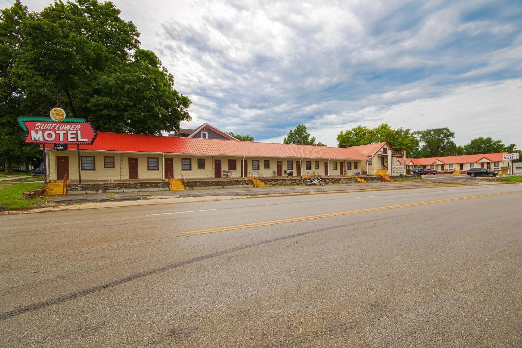 Sunflower Motel Hiawatha By Oyo Exteriör bild